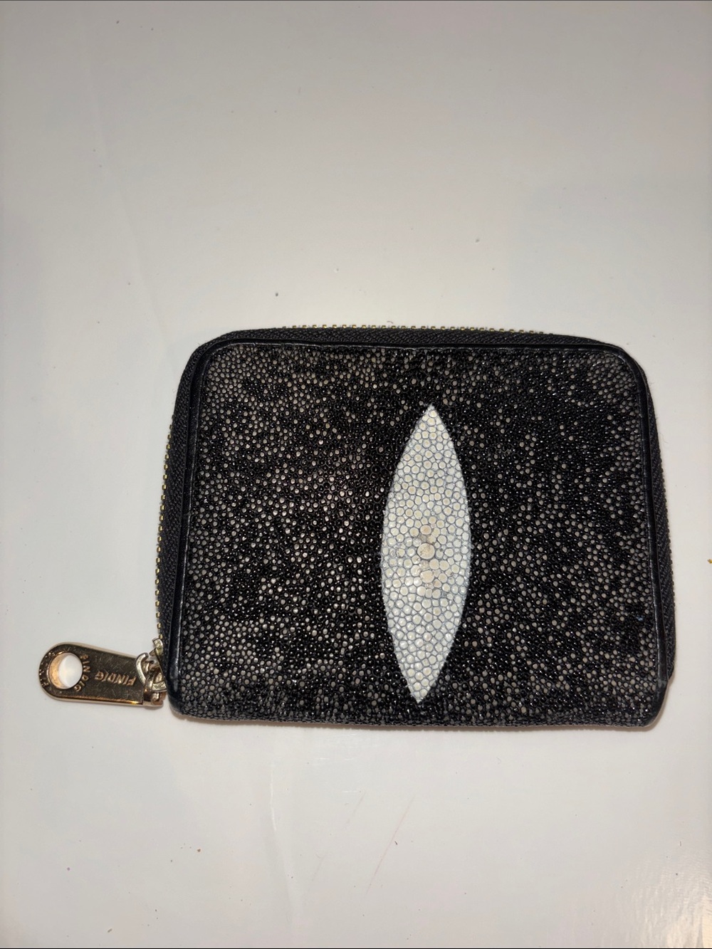 Findig AG 202-01 Stingray Zip Wallet with White Accent
